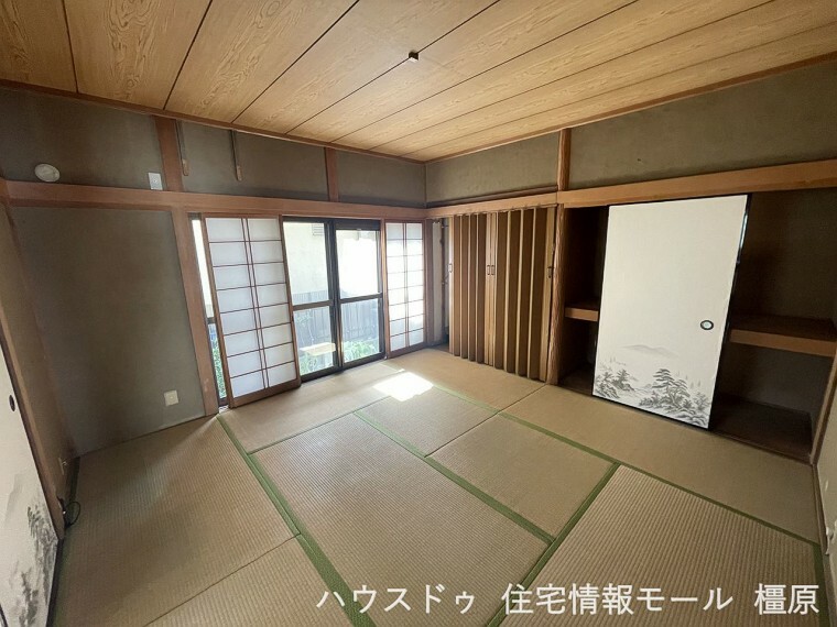 和室 【1階8帖洋室】押入れと床の間ををなえた本格的な造りのお部屋です
