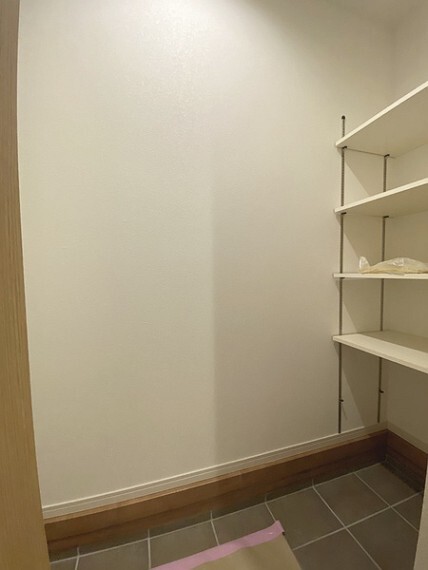 収納 各部屋に収納があり、それぞれの衣類や趣味を。洋服が多いオシャレな方の強い味方!