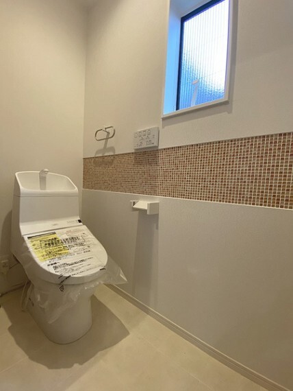 トイレ 2カ所に省エネ仕様のトイレ付き!2階から階段を降りなくてもいいので、お部屋からの移動が短縮できます。