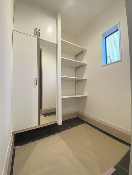 収納 各部屋に収納があり、それぞれの衣類や趣味を。洋服が多いオシャレな方の強い味方!