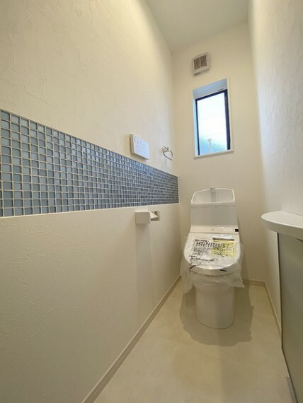 トイレ 2カ所に省エネ仕様のトイレ付き!2階から階段を降りなくてもいいので、お部屋からの移動が短縮できます。