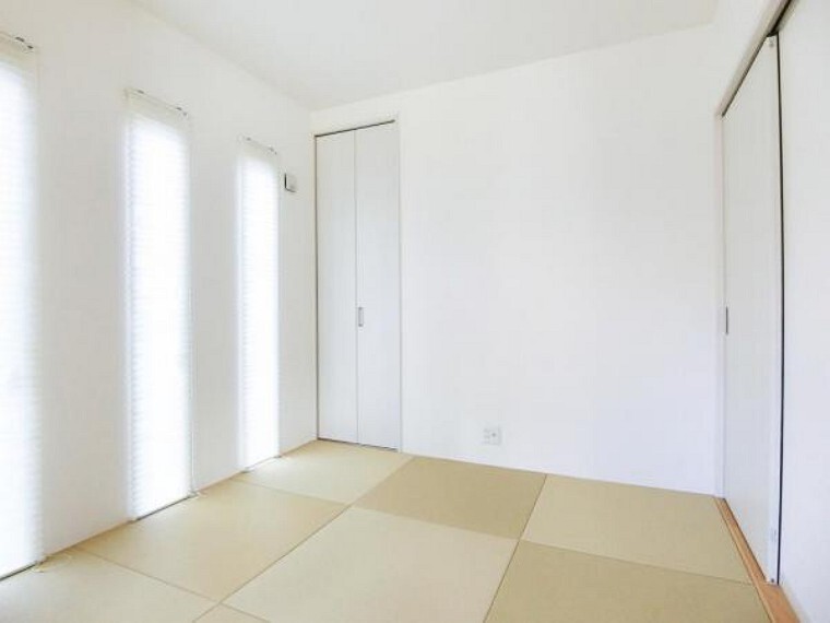 小さなお子様が遊んだり、ゆっくり寝転がるのにぴったりな和室がリビング横に併設されています。