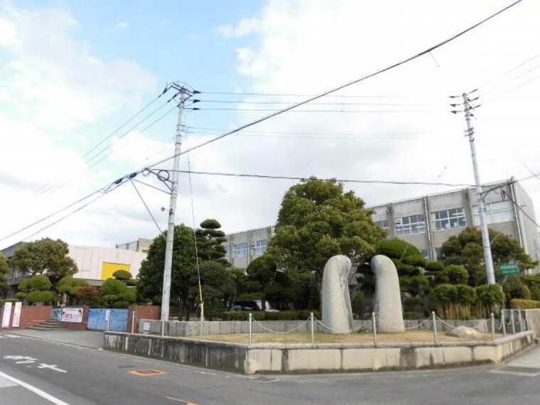 小学校 小学校 郡家小学校まで900m徒歩11分です。この距離ならお子様の登下校も安心できますね。