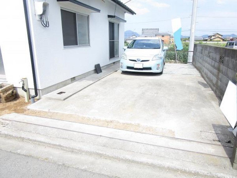 駐車場 【リフォーム中】駐車スペースは縦列で2台分です。奥の草は伐採して整地予定です。(2021.2.27撮影)