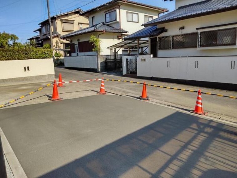 外観写真 【リフォーム中写真】駐車場の拡張工事を行いました。4台分並列駐車が可能になりました。(4/15撮影)