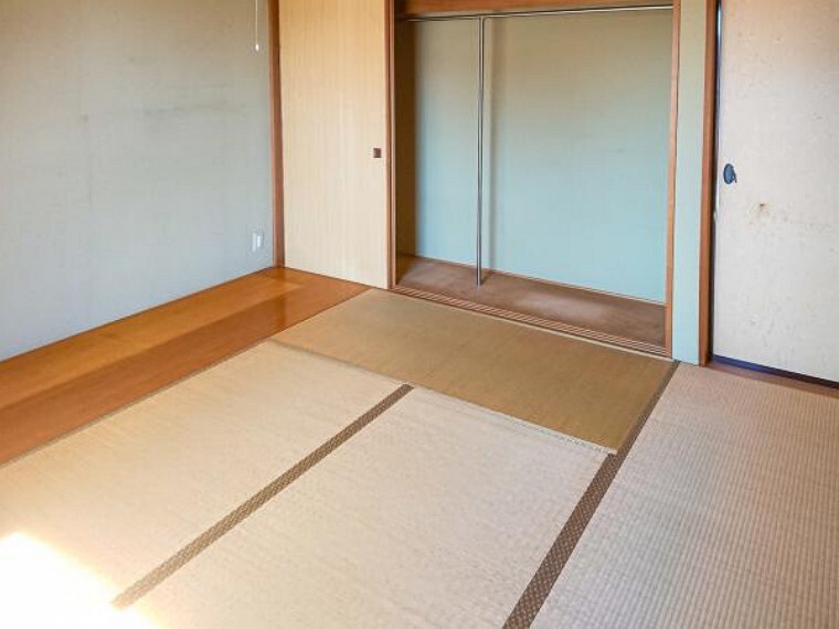 【リフォーム中】南西側8畳の和室は洋室に変更します。床にフローリングを張り、壁と天井のクロスを貼り換え洋室に仕上げます。