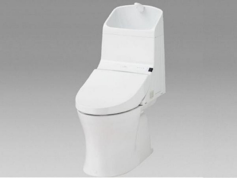 トイレ 【リフォーム中】2階にもトイレがあります。TOTO製の温水洗浄機能付きに新品交換します。表面は凹凸がないため汚れが付きにくく、継ぎ目のない形状でお手入れが簡単です。節水機能付きなのでお財布にも優しいですね。