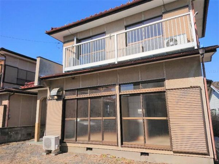 外観写真 【リフォーム中3/20撮影】リフォーム中含め随時ご案内可能ですので、内覧希望の方はお電話ください。閑静な住宅街にあるこちらの住宅は外壁を塗装することで、明るく引き締まった外観に仕上がりますよ。