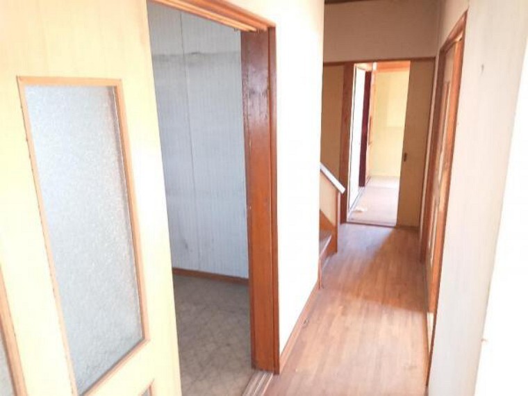 【リフォーム中3/20撮影】1階廊下の写真です。床重ね張り、建具交換、クロス張替え、照明交換を行います。清潔かつ便利な生活ができるようにリフォームを行います。明るくすっきりとした印象に生まれ変わりますよ。