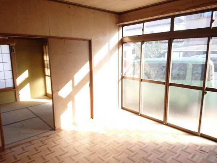 居間・リビング 【リフォーム中3/20撮影】1階洋室8帖のお部屋です。間取り変更を行いリビングの空間に生まれ変わります。床重ね張り、建具交換、クロス張替え、照明交換を行います。家族でホッと一息つける空間に生まれ変わりますよ。