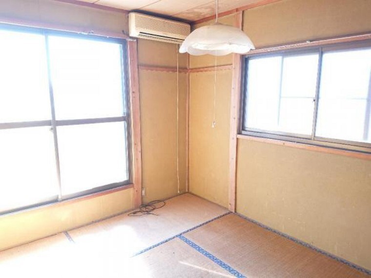 【リフォーム中3/20撮影】2階東側和室の写真です。洋間に変更します。床張替え、建具交換、クロス張替え、照明交換を行います。南面の窓から暖かい陽射しが差し込むお部屋ですよ。