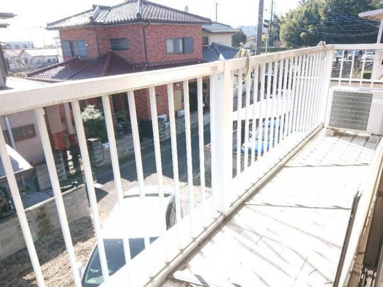 バルコニー 【リフォーム中3/20撮影】ベランダの写真です。床板塗装、手すり塗装を行います。南向きなので洗濯物も良く乾きますね。