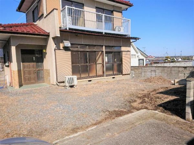 駐車場 【リフォーム中3/20撮影】駐車場の写真です。整地後、6号砕石砂利引きを行います。すっきりとした印象に生まれ変わりますよ。