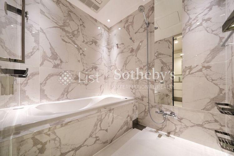 浴室 Bath Room 気品を沿えた浴室は、贅沢な雰囲気の中で入浴をお愉しみにいただけます。