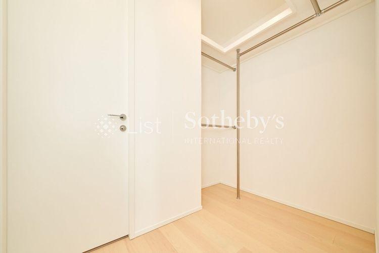 収納 Walk in Closet 一目で収納物を確認できるウォークインクロゼットは、ゆとりの広さを備えた大型収納です。