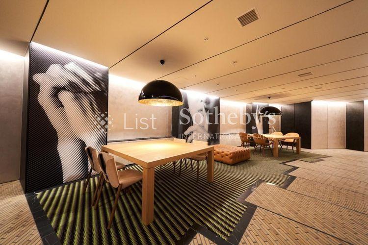Coworking Lounge 図面や作品、資料などを広げられる大きなデスクをしつらえたワーキングスペース。少人数のミーティングから多人数のワークショップまで、様々な活動に利用可能です。