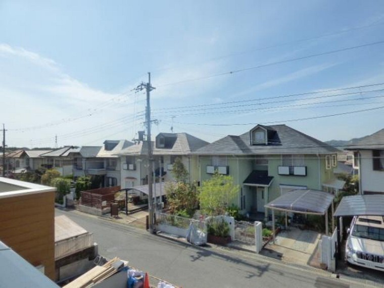 眺望 2階北側バルコニーより北西方面を望みます。周辺は低層系の住居専用地域ですので、高い建物がなく、圧迫感もございません。