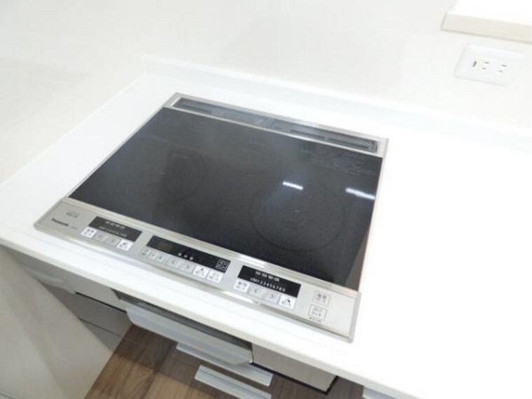 コンロはIHクッキングヒーター。お掃除も楽です。また炎も出ませんので、小さなお子様がいても安心です。