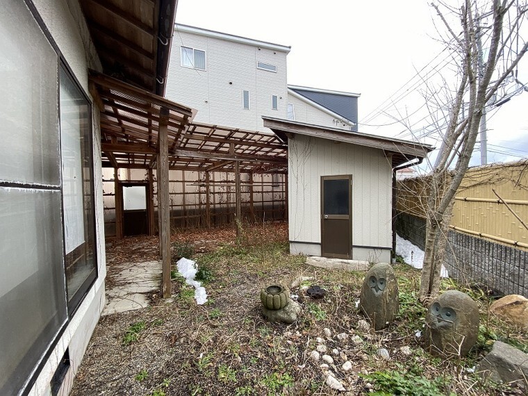 北側のお庭です。大きな物置と、屋根付き物干しスペースがあります。 塀で囲まれているため、プライベート空間として使えます!