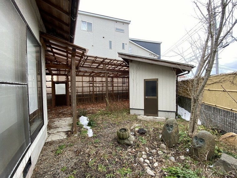 北側のお庭です。大きな物置と、屋根付き物干しスペースがあります。 塀で囲まれているため、プライベート空間として使えます！
