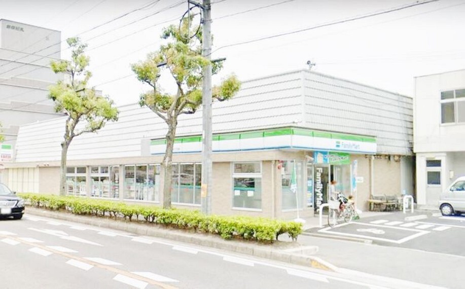コンビニ ファミリーマート岡崎竜美台二丁目店 徒歩4分。