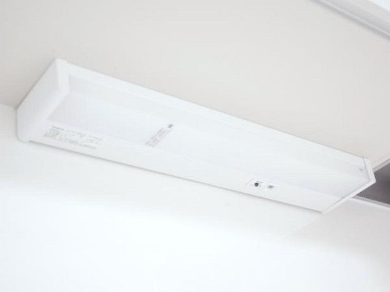 【同仕様写真】キッチンの手元灯はパナソニック製のLED照明に交換予定です。センサー機能が付いているので、洗い物で手が濡れている時でも手をかざすだけで照明のON・OFFが出来るので便利ですよ。