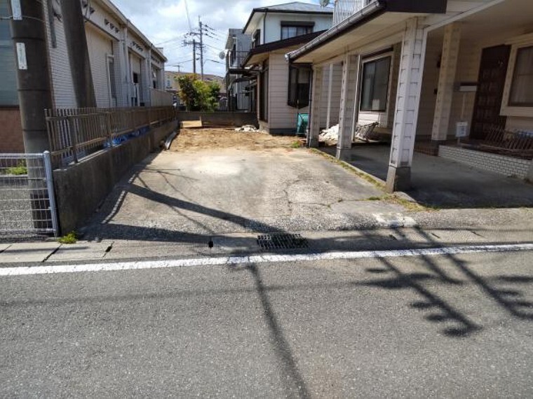 駐車場 【リフォーム中】駐車場の写真です。前面道路の幅員も十分にあるので、駐車もしやすいですね。
