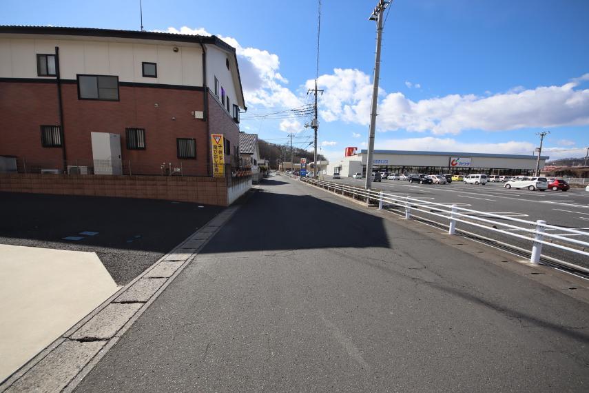 外観写真 周辺の道路は見通しが良く、隣にはドラッグストアのカワチがあります。日用品のお買物にぜひ!