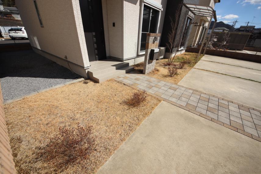 庭 かわいい植栽が並んだ玄関前○これからの季節が楽しみですね!