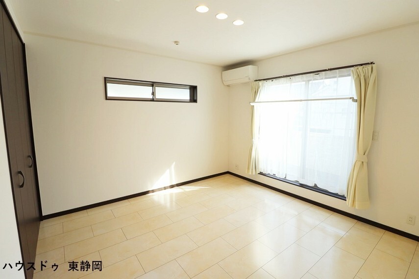 洋室 8帖居室。主寝室に向いた広さです。南側はバルコニーへ出ることができ、布団も楽に干すことができます。