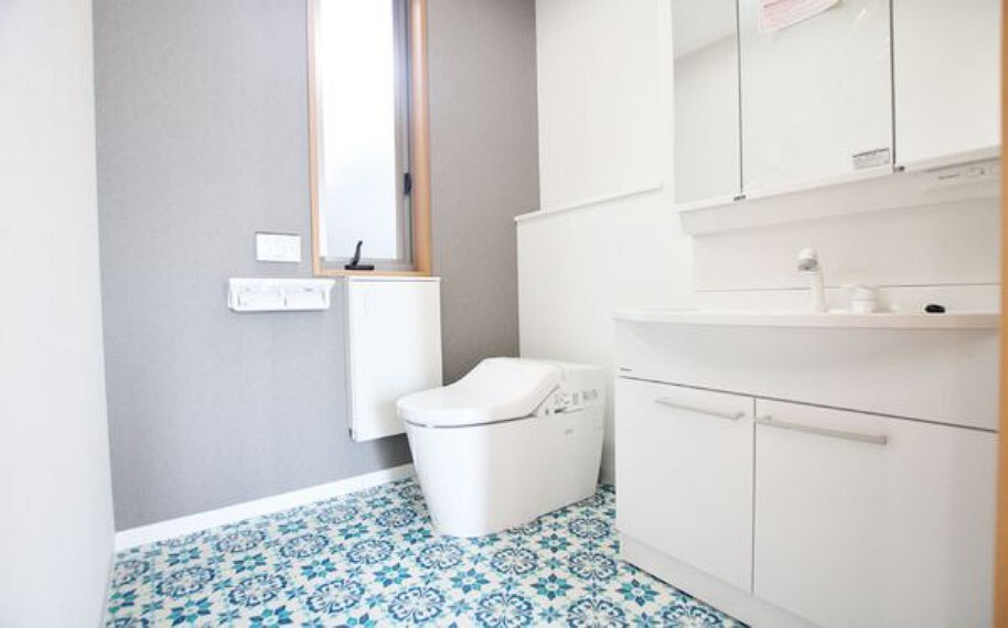 トイレ 1階のおトイレは、欧米風な洗面台と同室タイプ。 鮮やかな柄の床材が清潔感を引き立てています。