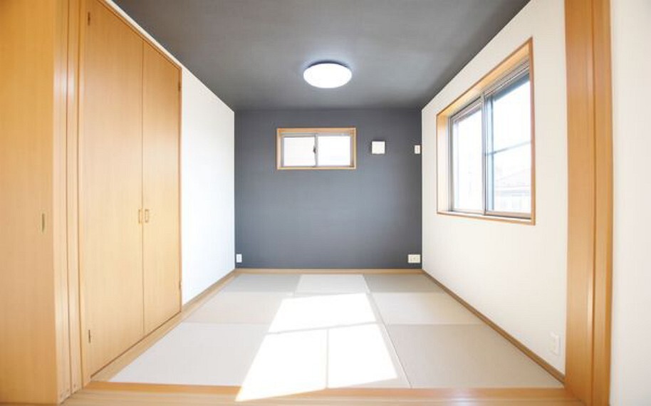 和室 リビングに隣接した和室は、洗濯物を畳んだり、客間にしたり、キッズスペースとして使ったりと色々な用途でお使いいただけます。