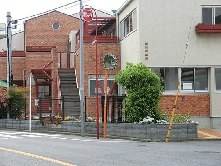 幼稚園・保育園 保育園こりす 保育時間:平日 7:00~20:00 土曜日7:30~18:30 休日 日祭日・年末年始 延長保育あり