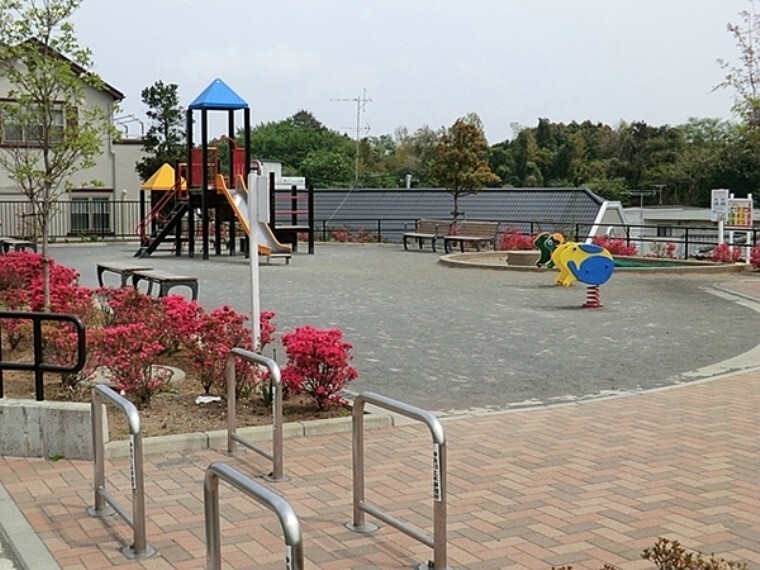 公園 菅田廻三戸公園 住宅街の十分な広さの公園です。公園の設備には水飲み・手洗い場があります。