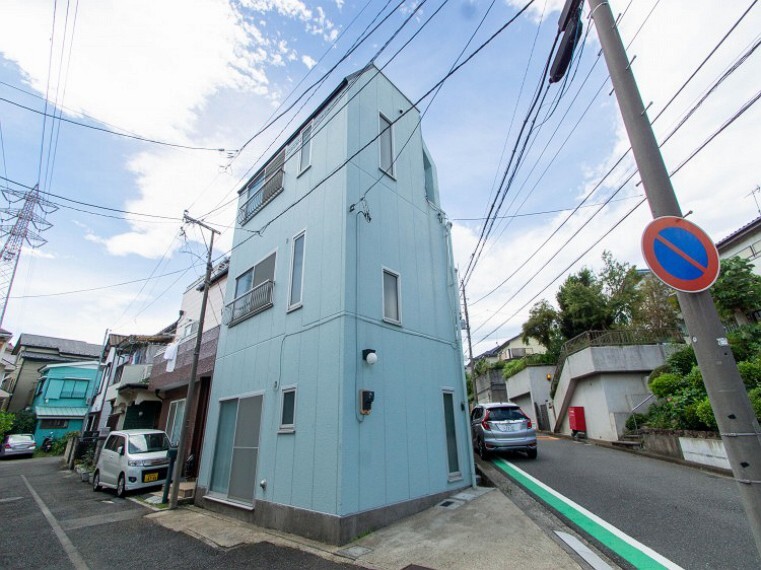 現況写真 閑静な住宅街の陽当りに恵まれた土地。たくさんの想いが美しいカタチに彩られた時、そこにはひと時のくつろぎが生まれ、ゆっくりと愛着が育まれていきます。