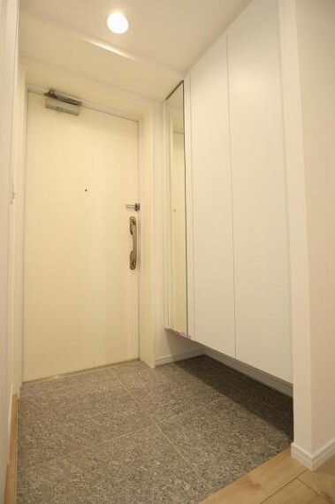 玄関 玄関ドアを開けるとゆったりとした広さのホールがあります。