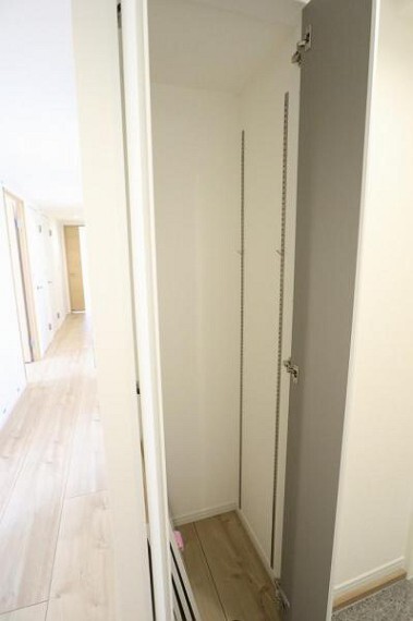収納 廊下収納は掃除用具や日用品のストック等に使え、便利です。
