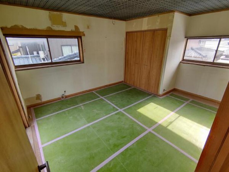 洋室 こちらは2階9畳の洋室の様子です。現在フローリングの張替え、建具交換が完了しました。このあとは天井・壁のクロスの張替えなどを行います。3面に窓のある明るいお部屋です。