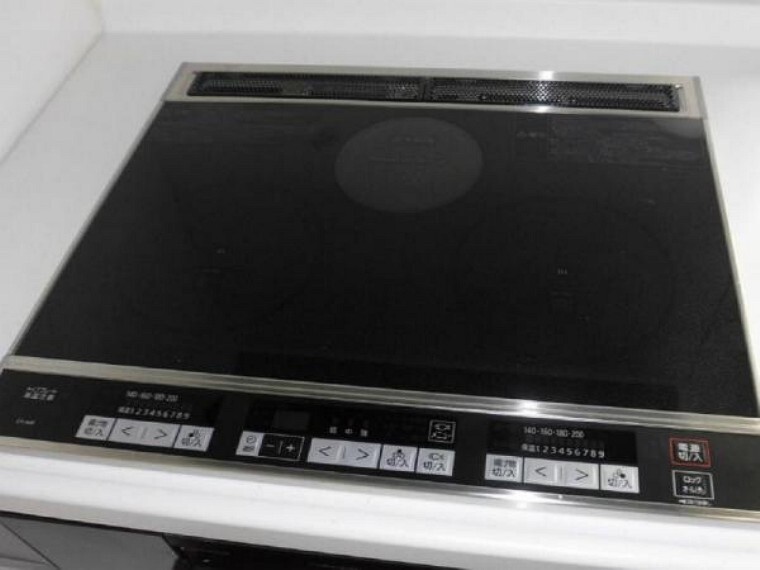 キッチン 【同仕様写真】新品交換予定のキッチンは3口コンロなので同時進行で調理可能。大きなお鍋を置いても困らない広さです。火を使わないので小さなお子さんがいるご家庭では安心ですね。