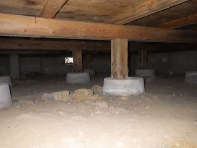 構造・工法・仕様 中古住宅の3大リスクである、雨漏り、主要構造部分の欠陥や腐食、給排水管の漏水や故障を2年間保証します。その前提で床下まで確認の上でリフォームし、シロアリの被害調査と防除工事もおこないます。