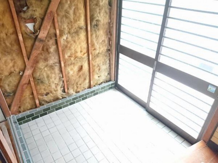 玄関 【リフォーム中】玄関写真です。玄関扉は交換します。