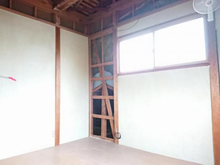 【リフォーム中】2F6帖洋室です。フローリング重ね張り、クロスの張替行います。
