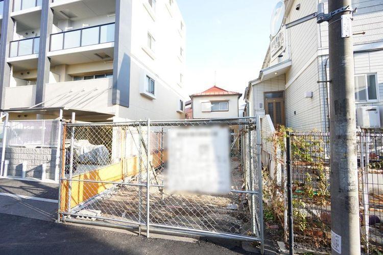 現況写真 お隣は新築マンションとなり、きれいな街並みの印象です。