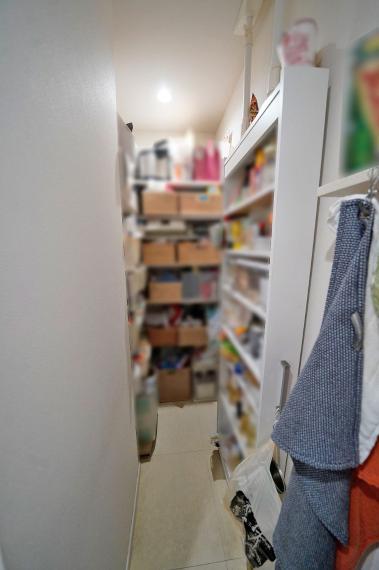 収納 ●大容量のパントリー付き。キッチン周りのお荷物は全てここでOK
