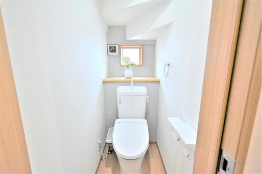 トイレ トイレは1・2階にございます。シンプルで清潔感のあるデザインに。今どき主流のウォシュレットが付いていますよ!