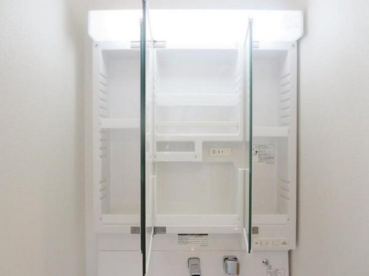 洗面化粧台 (同仕様写真)洗面台は新品交換します。伸縮する便利なシャワーヘッドに加え、両サイドの収納スペースで、整髪料などの小物も取り出しやすく散らかりません。
