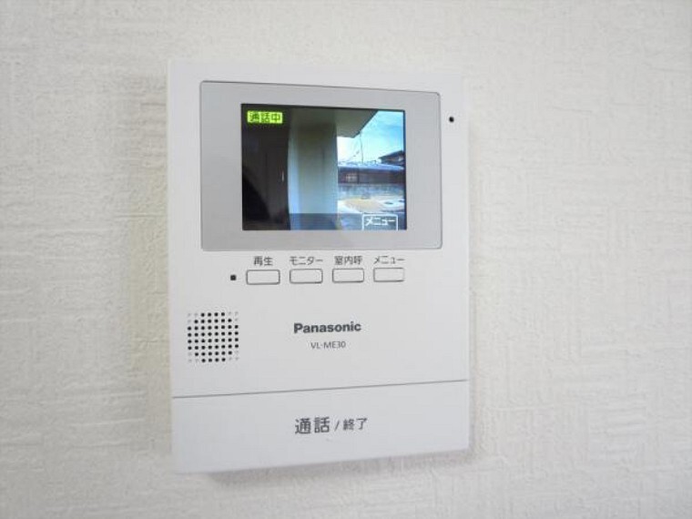 防犯設備 (同仕様写真)インターホンはテレビモニターつきドアホンに交換します。来客の顔を見て応対できますのでしつこいセールスにつかまらずにすみますね。