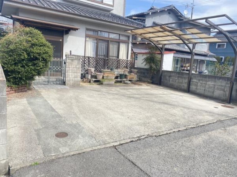駐車場 【リフォーム前写真】(2/28日撮影)駐車場は並列で2~3台駐車可能です。お車の多いご家族も、車の出し入れには困りませんね。