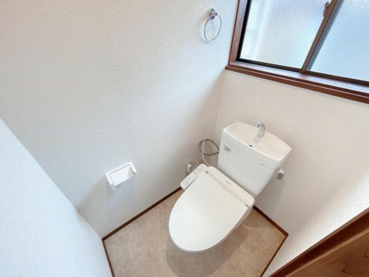 トイレ 【リフォーム完了】1階と2階のトイレはTOTO社製の温水洗浄便座トイレに新品交換しました。清潔感のあるホワイト色でお手入れもし易いですよ。