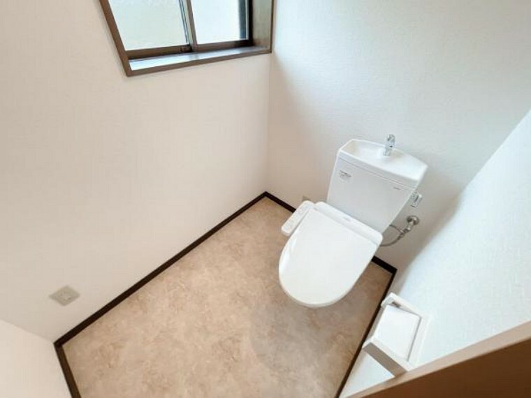 トイレ 【リフォーム完了】1階だけで2か所トイレが付いてます。TOTO社製の温水洗浄便座トイレに新品交換しました。清潔感のあるホワイト色でお手入れもし易いですよ。